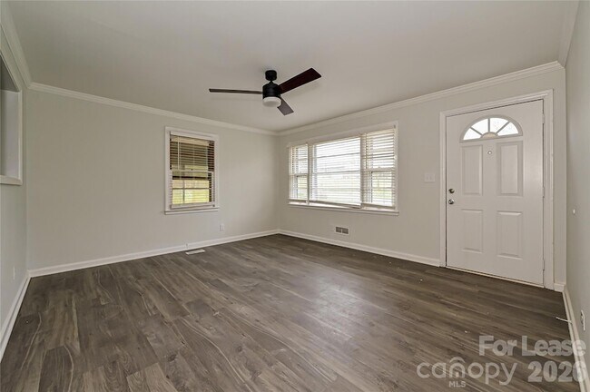 Foto del edificio - 1640 Eaves Rd