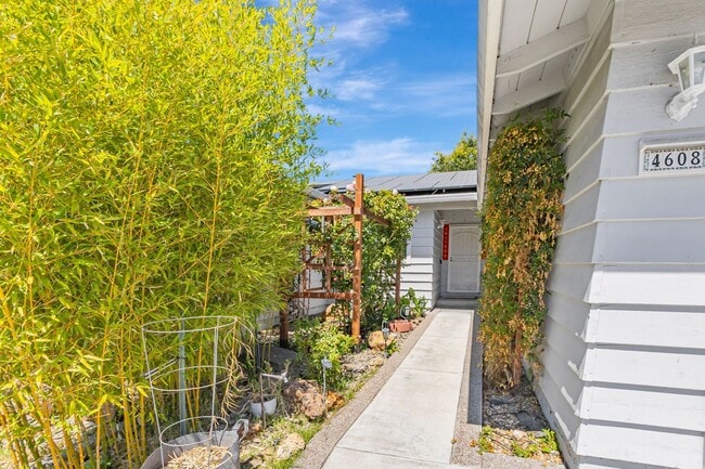 Building Photo - Spacious 4BR/2BA Home in Prime Irvington C...