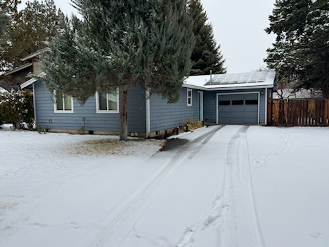 Foto principal - Charming 3 Bed/1 Bath Home in NE Bend - Fu...