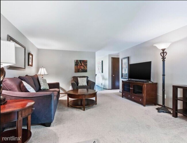 Building Photo - 3 br, 1 bath Townhome - 2323 Deer Trl