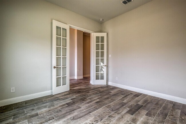 Building Photo - 332 Cowling Dr