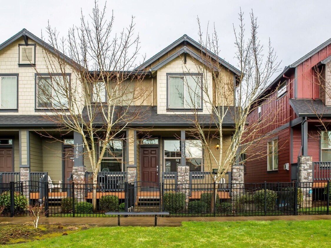 Foto principal - Fabulous 2 Bedroom 2.5 Bathroom Townhome with Vaulted Ceilings, Private Yard & Spacious Tandem Ga...