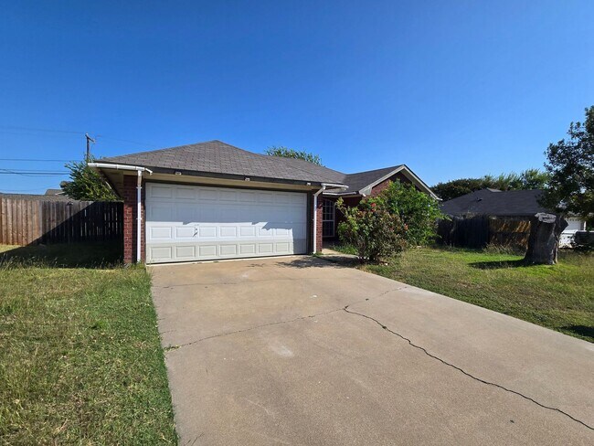 Foto del edificio - AVAILABLE NOW!