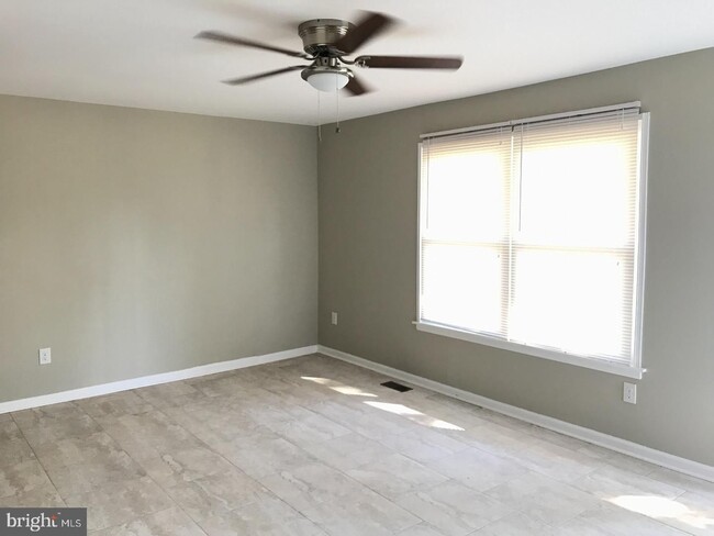 Building Photo - "Charming 2-Bedroom Townhouse: Your Ideal ...