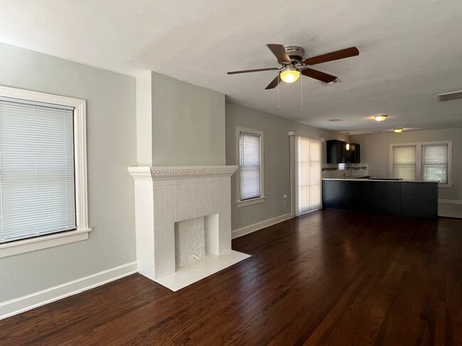 Building Photo - 2 bedroom, 2 full bath House!