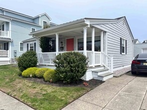 Building Photo - 119 N Iroquois Ave