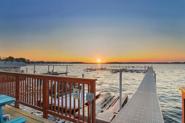 Foto del edificio - 36930 N Stanton Point Rd