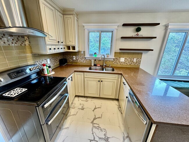 Foto del edificio - Stylish 3Bed/2.5Ba Daly City Home with Mod...