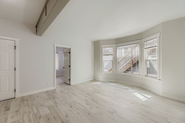 Foto del edificio - Breathtaking Renovation! Oversized 2 Bed 1...