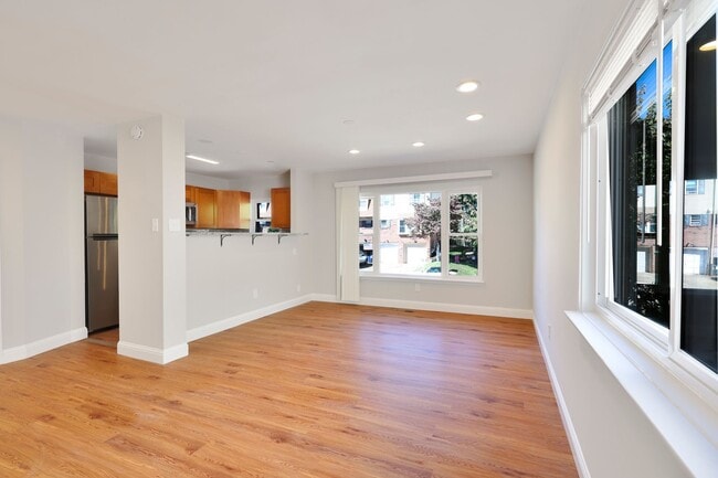 Building Photo - ??? RECENTLY UPDATED, 2 BEDROOMS AND 3 BAT...