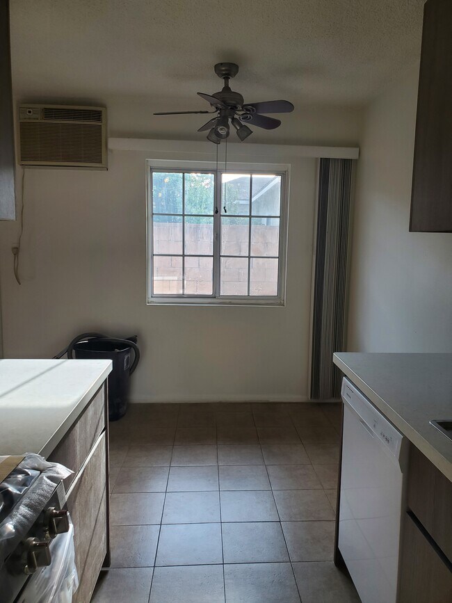 Foto del edificio - 1128 Raymond Ave