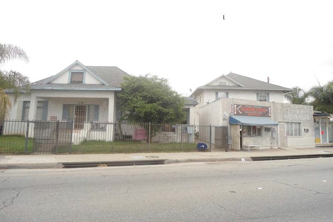 Foto del edificio - 702-706 N Garey Ave