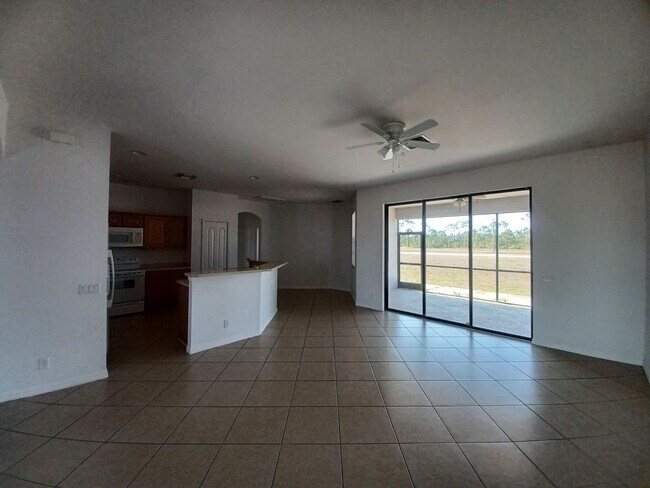 Building Photo - 3 bedroom 2 bathroom single family home. C...