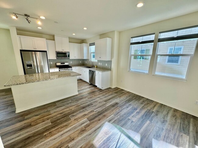 Foto del edificio - Spacious 3-Bed, 2-Bath 3-Story Townhome in...