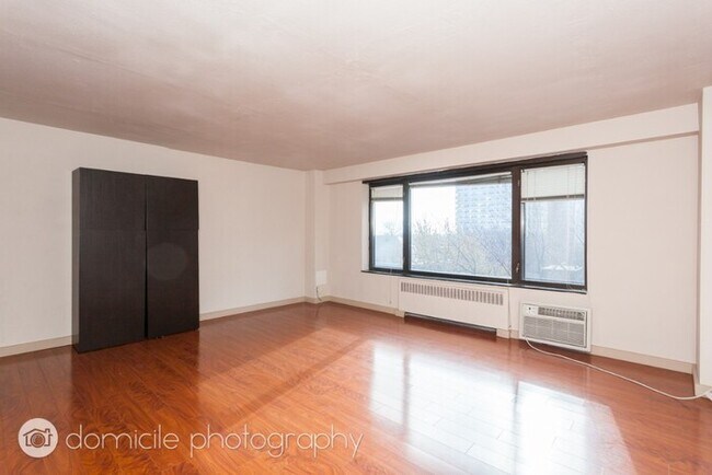 Foto del edificio - WONDERFUL RENOVATED STUDIO APARTMENT W/ HE...