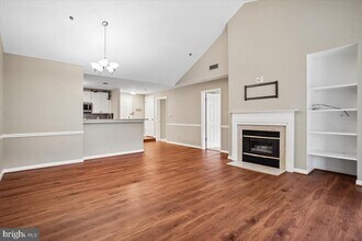 Building Photo - 1100 Quaker Hill Dr