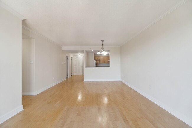 Photo du bâtiment - WELCOME TO THE SUMMIT - ONE BEDROOM PLUS DEN APARTMENT AVAILABLE