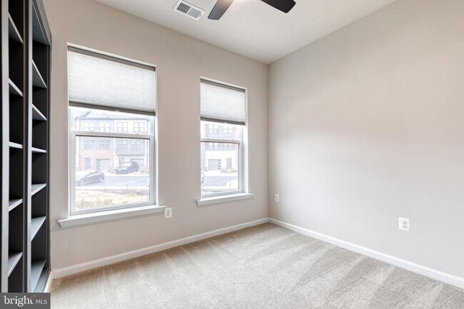 Foto del edificio - Modern 3bd 3.5bth Townhome with garage in the highly desirable Watershed Community.