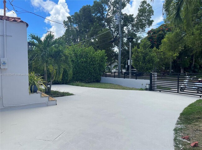 Foto del edificio - 337 SW 23rd Rd
