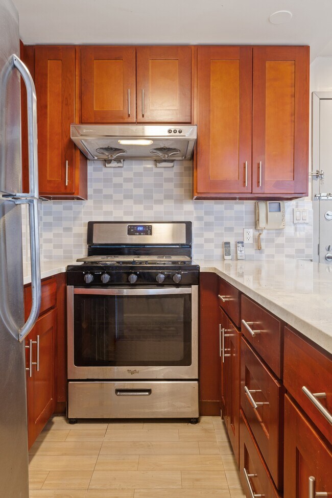 Foto del edificio - Spacious 2 BR 2 BATH w. Balcony