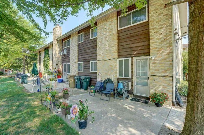 Foto del edificio - 5833 Balsam Rd. #1