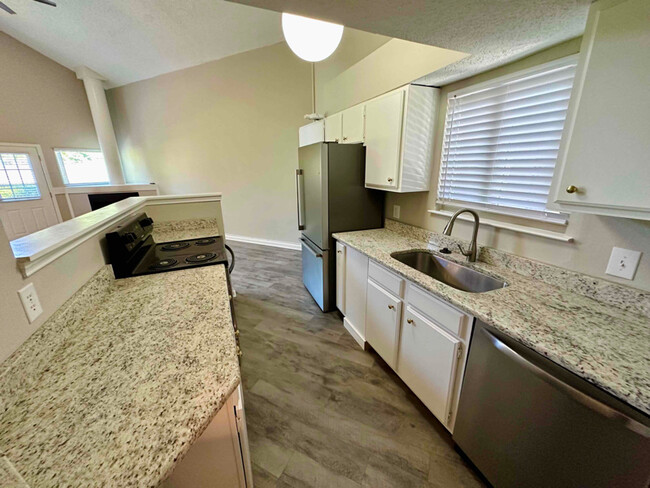 Building Photo - 2512 Riverfront Dr