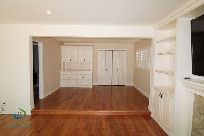 Building Photo - $5495 - Beautiful 4/3 Vista Park neighborhood home near Gunderson H.S.