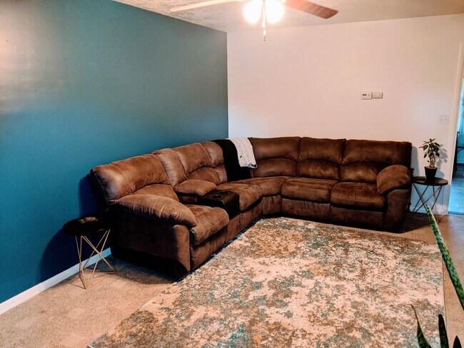 Foto del edificio - Cozy East Side Home!