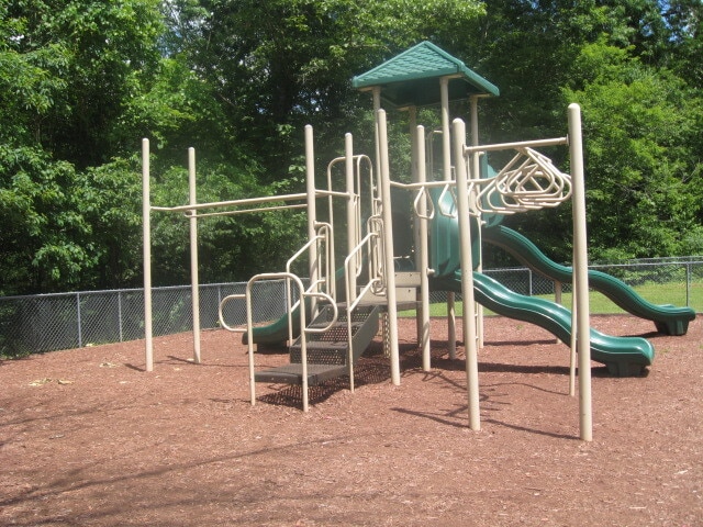 Building Photo - Piney Gardens