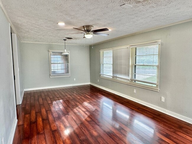 Foto del edificio - Inviting 3-Bedroom, 1.5-bath