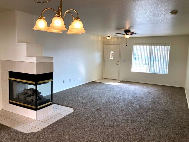 Building Photo - Beautiful 2 Bedroom, 2 bathroom Home in El Camino Village!