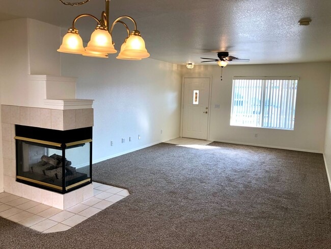Foto del edificio - Beautiful 2 Bedroom, 2 bathroom Home in El Camino Village!