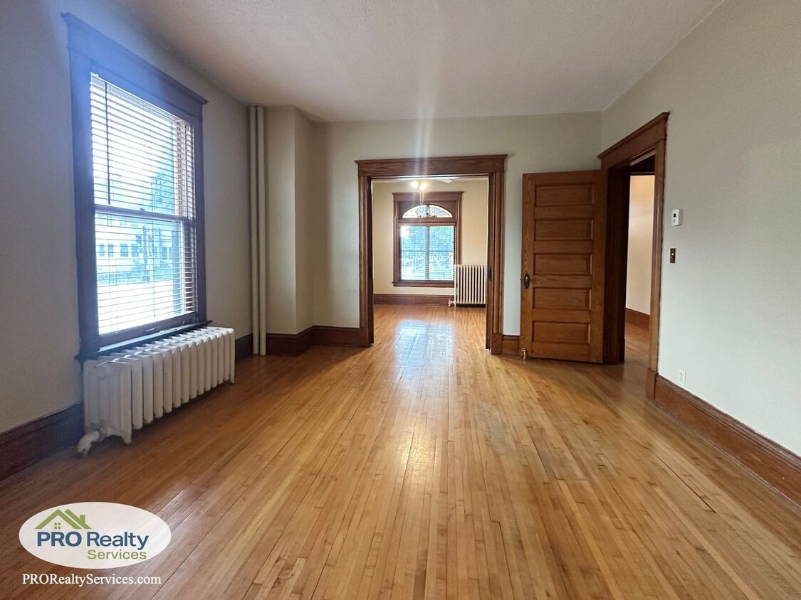 Primary Photo - Charming 2 Bedroom Apartment in Northeast ...