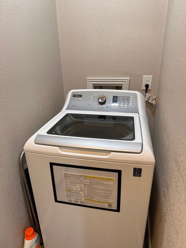 Foto del edificio - Beautiful fully furnished home with many leasing options available! Contact our office for pricin...