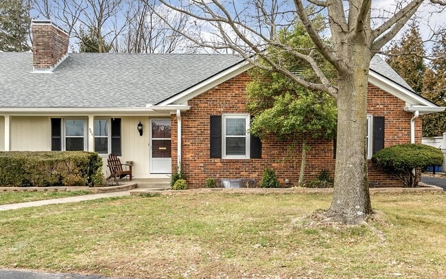 Building Photo - 305 Lakeshore Dr