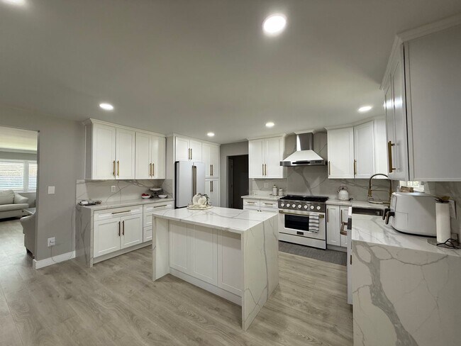 Foto del edificio - First Time rental in desirable Simi Valley...