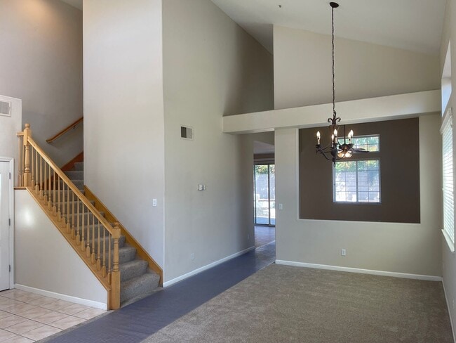 Building Photo - 2733 Sunflower Cir