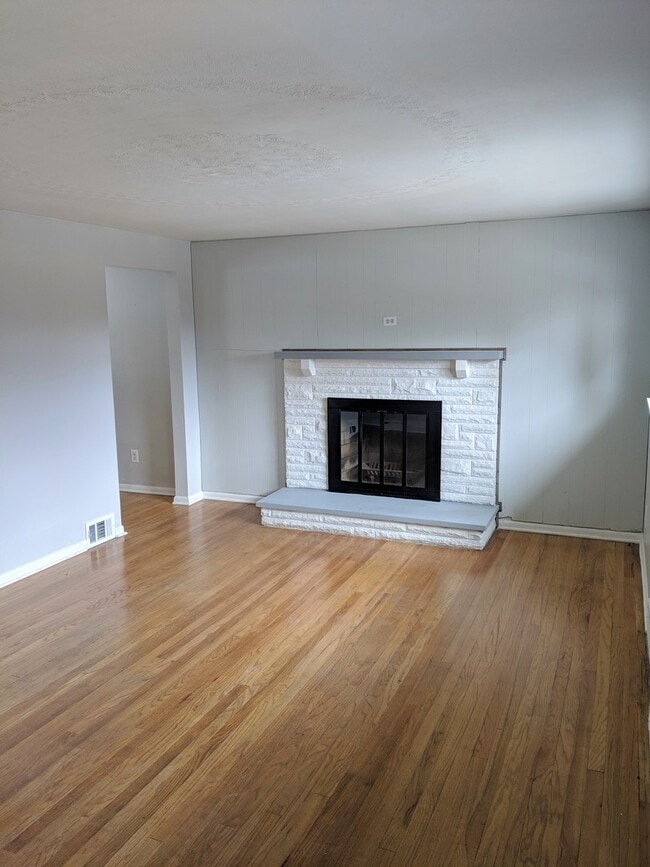 Building Photo - Beautifully Kept 4 Bedroom House next to U...