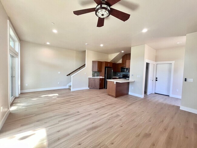 Foto del edificio - BRAND NEW! 3 bed 2.5 bath Right Next to UCD