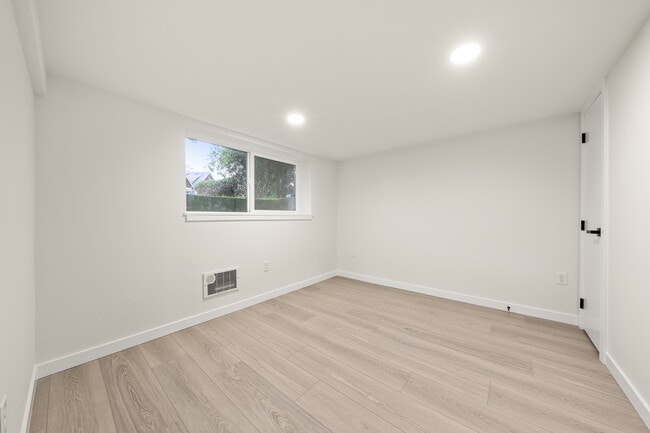 Building Photo - 7804 Lake City Way NE