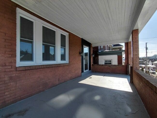 Building Photo - Beautiful Four Bedroom Home In Forest Hills