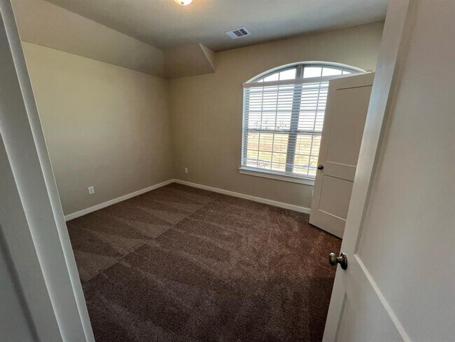 Building Photo - 8718 Arbor Trail Dr