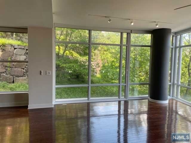 Building Photo - 100 Thompson Ln