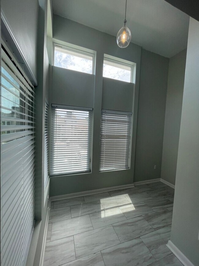 Foto del edificio - Mount Pleasant Living in East Bridge Lofts!