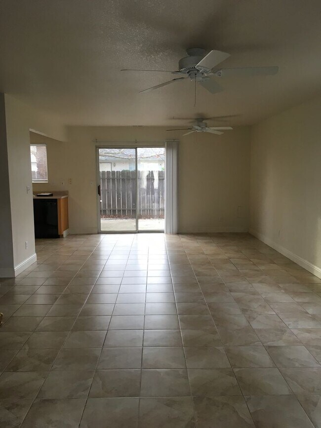 Foto del edificio - 819 Cally Ct