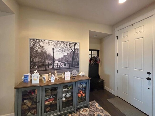 Building Photo - Large 3 bedroom, 3 bath newer build in sou...