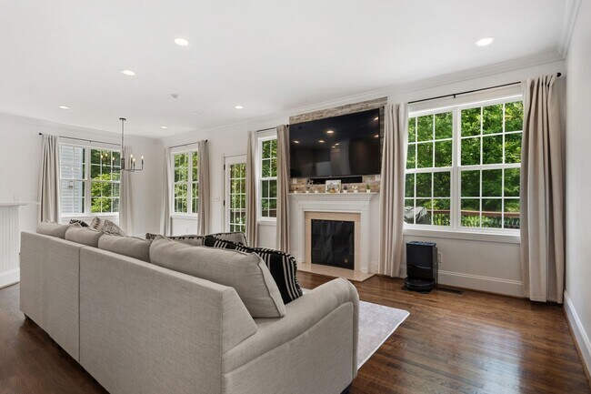 Foto del edificio - Stunning 5 Bedroom, 4 Bathroom Home in Raleigh — Available Late August