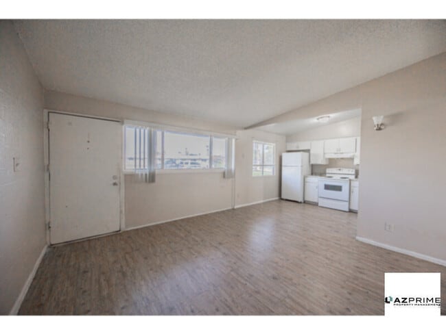 Building Photo - Introducing this Delightful Phoenix 2/1 Apartment Unit!