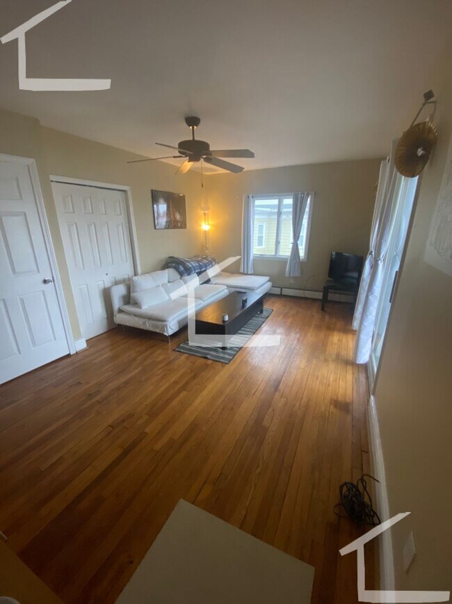 Building Photo - Large 3 bed unit located near Union Sq and...