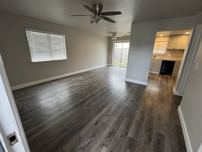 Foto del edificio - 1807 Crestwood Ave